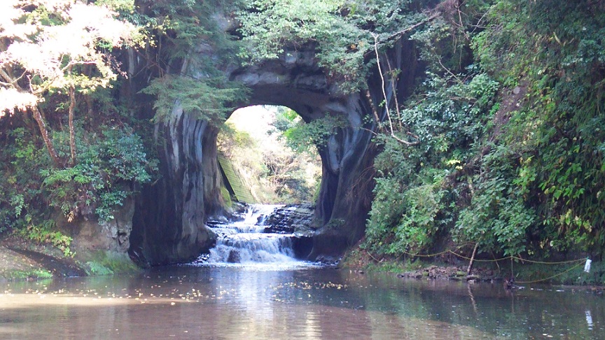 シトロエンに乗って、でかけよう「濃溝の滝」